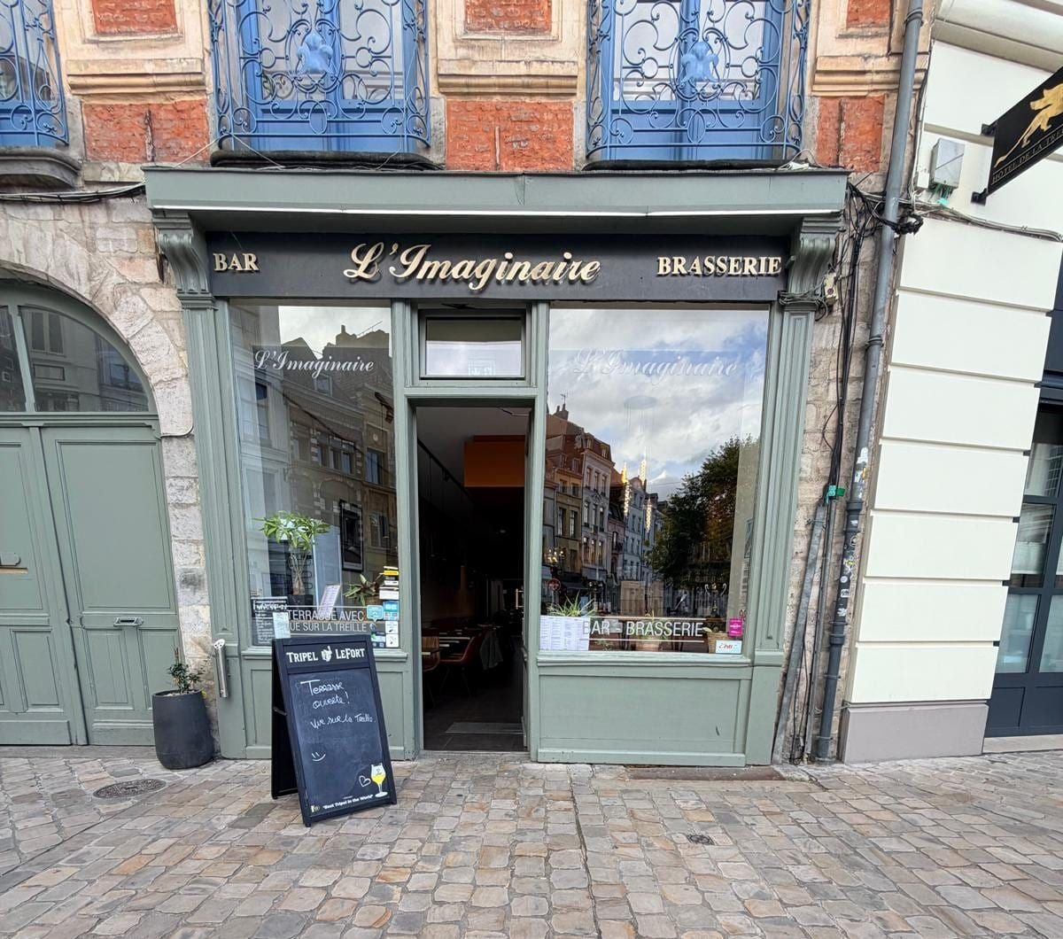 La devanture de L'Imaginaire : façade vert sauge, enseigne dorée « Bar L'Imaginaire Brasserie »