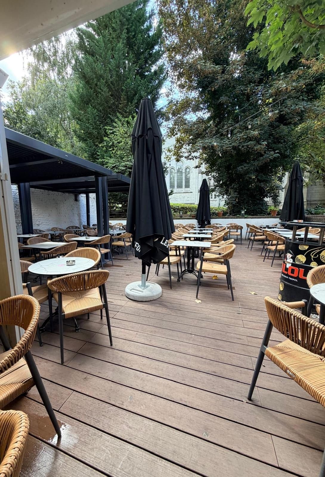 La terrasse côté pergola, avec la façade et les vitraux de la cathédrale au fond